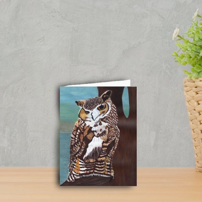 Carte de note de hibou Brown (Brown owl golden eyes sitting in tree sky water background on notecard.)