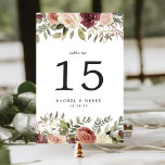Carte de numéro de table Bloom Rustique<br><div class="desc">Les cartes de numéro de table rustiques et élégantes comportent des bordures de haut et de bas de fleurs d'aquarelle rose et de maman dans les tons d'automne de marsala, bordeaux, rose rousse et ivoire avec feuillage vert. Votre numéro de table, la date de l'événement et le texte personnalisé supplémentaire...</div>