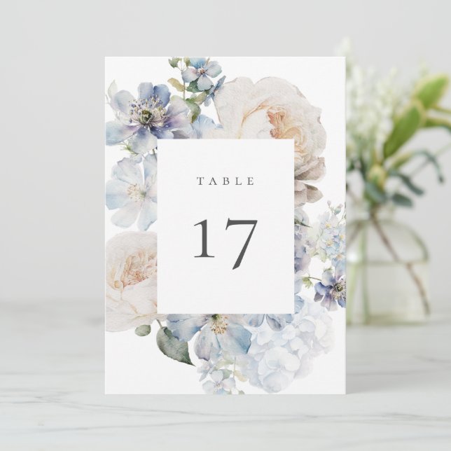 Carte de numéro de table de jardin floral bleu Dus (Debout devant)