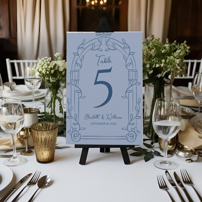 Carte de Numéro de Table de Mariage à Arche Ornée  (Dusty Blue Ornate Arch Botanical Wedding Table Number Card Elegant Reception Decor)