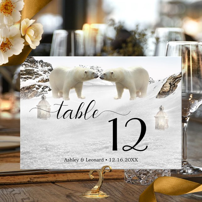 Carte de numéro de table de mariage d'hiver de l'o (Wedding table number card featuring a snow covered mountain landscape with bears and festive lantern)