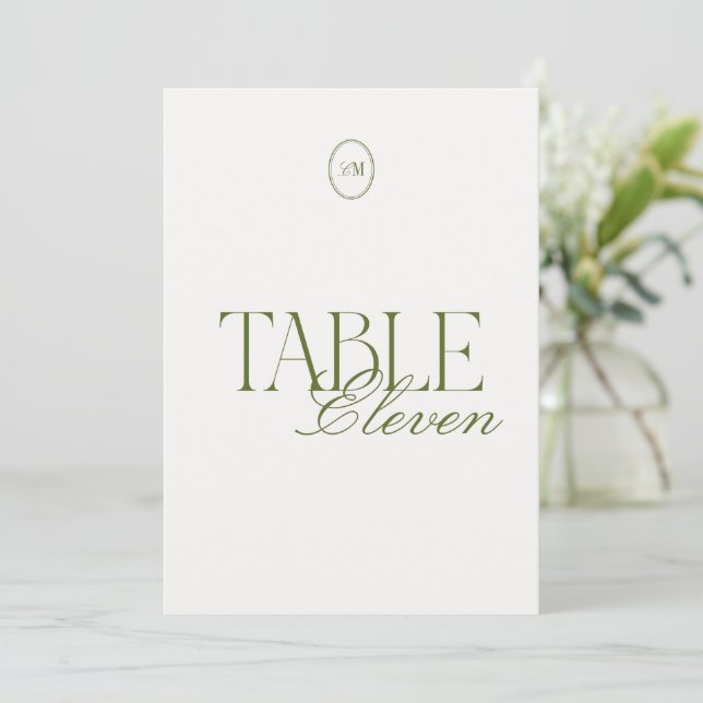 Carte de numéro de table de mariage en vert olive  (Debout devant)
