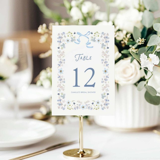 Carte de numéro de table de mariage floral bleu (Blue Bow and Floral Table Number Card)