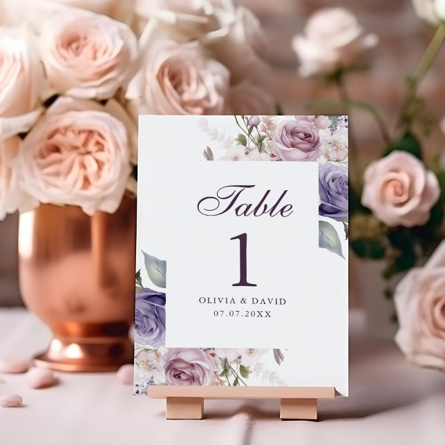 Carte de numéro de table de mariage florale lilas (Boho Mauve and Lilac Floral Wedding Table Number on a wedding table with peonies.)