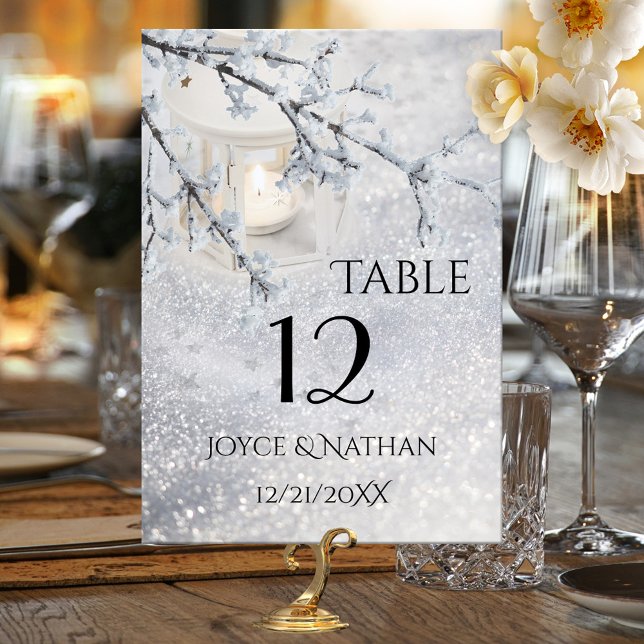 Carte de numéro de table de mariage hivernal à nei (Table number card with a winter wonderland scene with a candle lit lantern in sparkling snow)