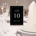 Carte de numéro de table de mariage simple et élég<br><div class="desc">Un simple design élégant de numéro de table en noir classique avec du texte blanc. Le modèle de texte facile à utiliser a le numéro de table ainsi que les noms de la mariée et de la chambre et la date du mariage. Pour créer une carte de numéro de table...</div>