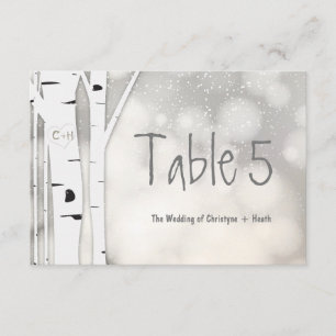 Carte de numéro de table enneigée en hiver avec bo
