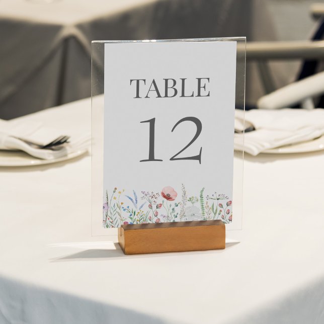 Carte de numéro de tableau du Mariage de prairie f (Wildflower Meadow Wedding Table Number Card on a sunny outdoor wedding table.)