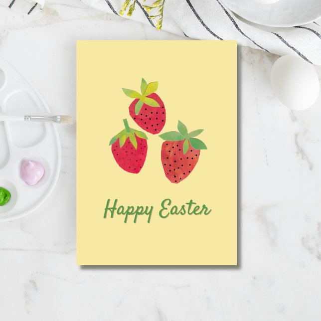 Carte de Pâques pliée aux fraises de printemps rét (Three vibrant red strawberries appear over a retro "Happy Easter" all on a buttercream background.)