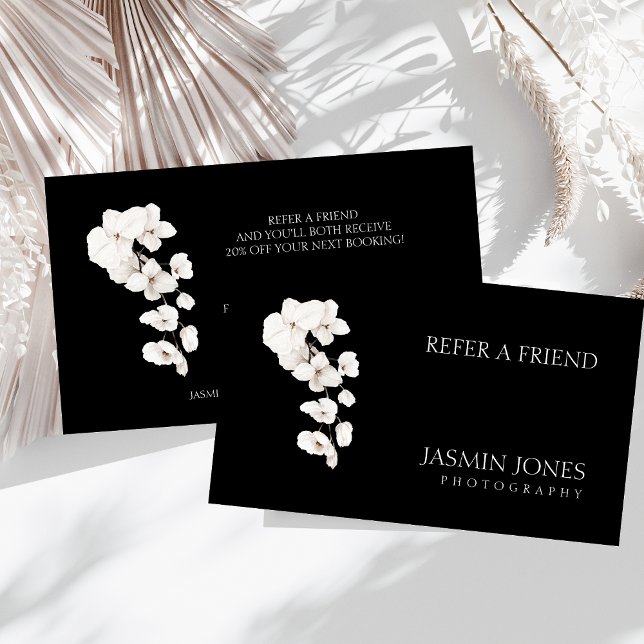 Carte De Parrainage Orchidées Blanches Noires Modernes Affaires floral (Modern Black and White QR Code Orchids Flowers Business Referral Card)
