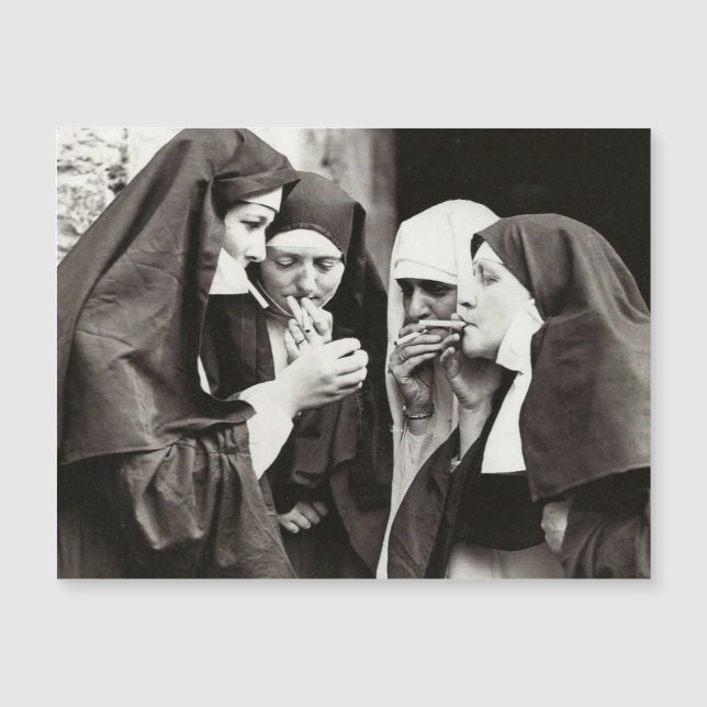 Carte de photo ancienne de nonnes fumant (Devant)