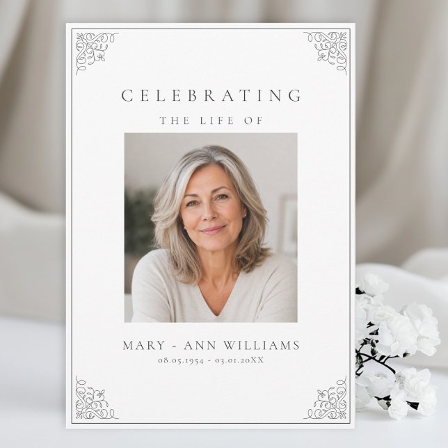 Carte de photo classique élégante de célébration d (Personalized Celebration of Life Announcement | Ornamental Border White and Black Photo Card with El)