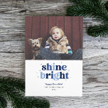 Carte de photo de Hanukka Blue Shine Bright<br><div class="desc">Cette carte de Hanukka amusante comporte les mots shine bright en lettres multicolores avec un espace pour une seule photo. Le dos présente un motif de bandes assorties.</div>
