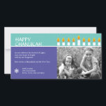 Carte de photo de la menorah de Hanoukka<br><div class="desc">Allumez la menorah et partagez votre joie à Hanoukka. Une carte photo qui met en valeur vos proches couronnés par une menorah de Hanoukka entièrement allumée. Tout le texte est personnalisable et se détache sur des panneaux de pourpre et de sarcelle riches avec un motif de cercle subtil, rehaussé par...</div>