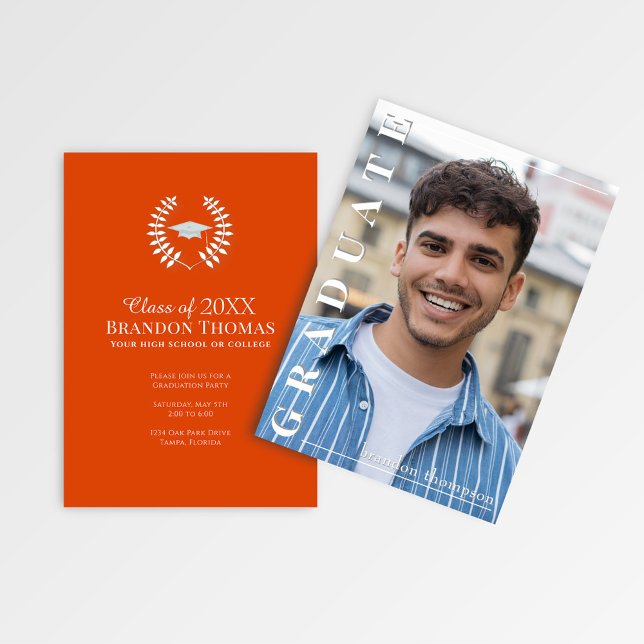 Carte de photo de remise de diplôme à nom vertical (Class of 2026 graduation party card with orange back and elegant laureate cap design.)