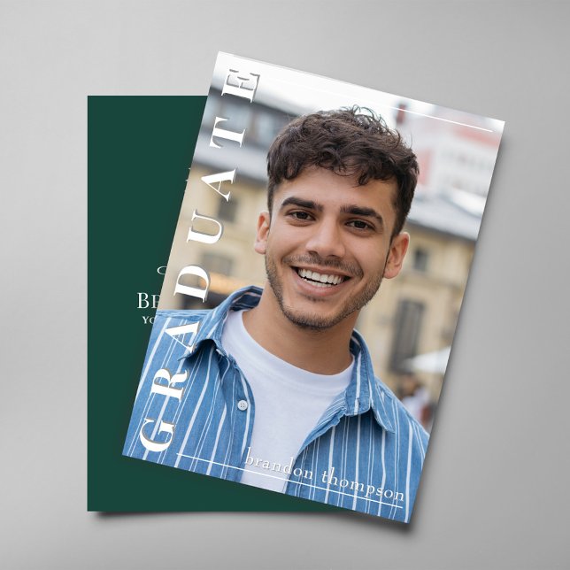 Carte de photo de remise de diplômes vert moderne  (Modern green graduation photo card with vertical graduate text and party details on back.)