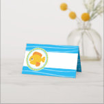 Carte De Placement Anniversaire du poisson rouge de la mer<br><div class="desc">Ce design présente un mignon petit poisson rouge sur un arrière - plan ondulé pour un anniversaire nautique, sous le thème de la mer ! D'autres cartes avec des créatures marines individuelles (crabe, étoiles de mer, baleine et tortue de mer) ainsi que d'autres produits de coordination sont disponibles dans notre...</div>