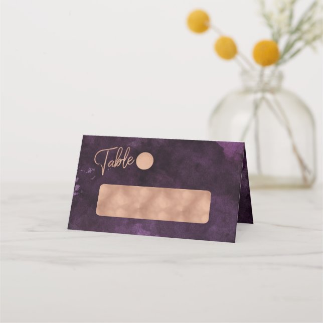 Carte De Placement Aquarelle violette foncée et numéro de table or Ro (Devant)