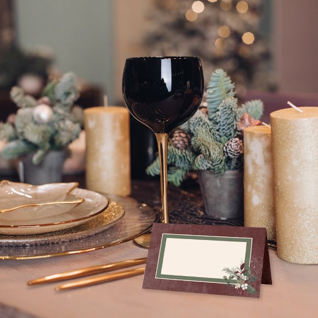 Carte De Placement Baies d'hiver rustiques et Mariage de Bourgogne (Rustic Winter Berries & Pine Burgundy Wedding Place Card)