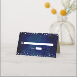 Carte De Placement Bat mitzvah Marine Aquarelle Parties scintillant o<br><div class="desc">Aucune fête Bat mitzvah n'est complète sans cartes de lieux personnalisées. Laissez votre Bat mitzvah préféré être fier, se réjouir et célébrer son jalon à sa fête parfaitement coordonnée. La typographie audacieuse, sans serif et les minuscules points de parties scintillant en faux or brillants recouvrent un arrière - plan d'aquarelle...</div>