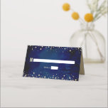 Carte De Placement Bat mitzvah Marine Aquarelle Parties scintillant o<br><div class="desc">Aucune fête Bat mitzvah n'est complète sans cartes de lieux personnalisées. Laissez votre Bat mitzvah préféré être fier, se réjouir et célébrer son jalon à sa fête parfaitement coordonnée. La typographie audacieuse, sans serif et les minuscules points de parties scintillant en faux or brillants recouvrent un arrière - plan d'aquarelle...</div>
