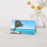 Belle plage tropicale aux palmiers venteux