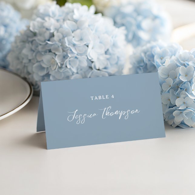 Carte De Placement Bleu Poussiéreux Simple Écriture Élégante Mariage (Elegant and simple typography on a beautiful dusty blue background)