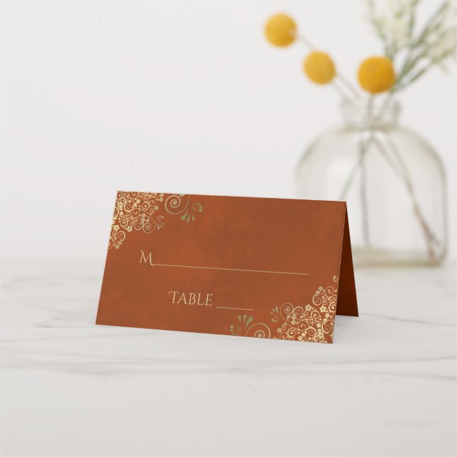 Carte De Placement Boucles dorées sur orange rouille Élégant mariage  (Devant)