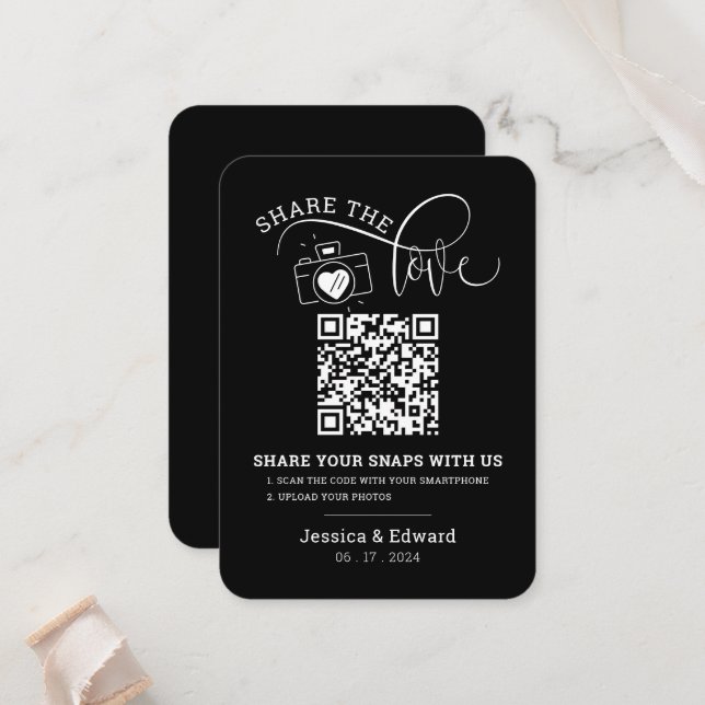 Carte De Placement Capturez L'Amour Qr Code Black Chic Mariage modern (Devant/Arrière en situation)