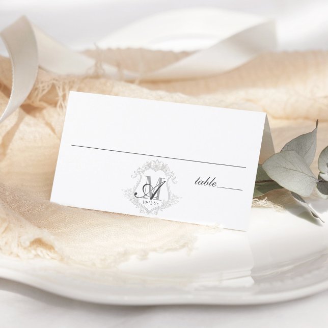 Carte De Placement Carte de place pliée du Mariage de la crête de mon (Simple elegant modern classic black and white script vintage monogram crest wedding table place card)