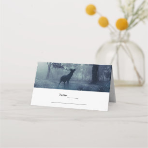 Carte De Placement Cerf avec Antlers dans une table de forêt ombragée