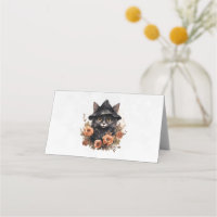 Chat noir mignon dans le Casquette d'une sorcière