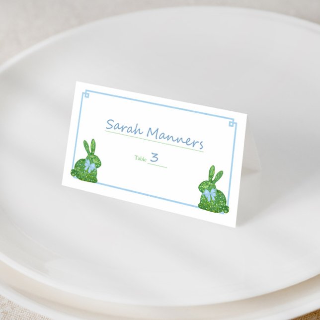 Carte De Placement Chic Pale Bleu Vert Boxwood Bunny Printemps Brunch (Preppy baby boy shower place cards with boxwood topiary bunny and pale blue Greek Key)