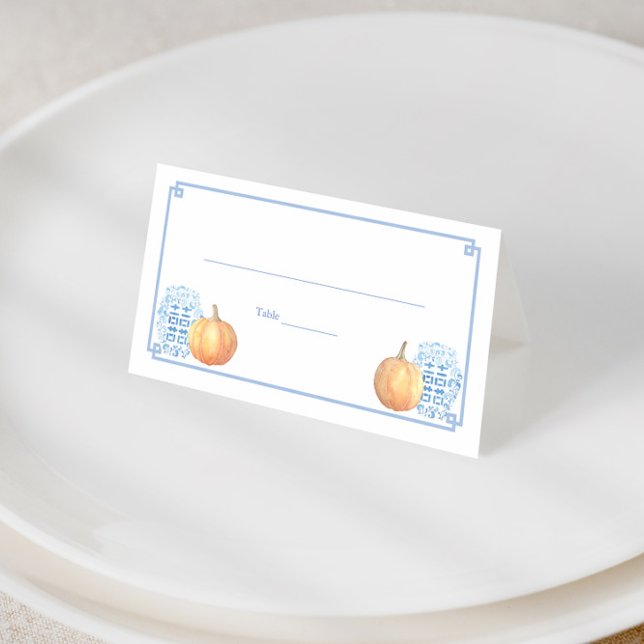 Carte De Placement Citrouilles élégantes de la rentrée bleues et blan (Ginger jar place card with watercolor orange pumpkins and blue and white greek key print)