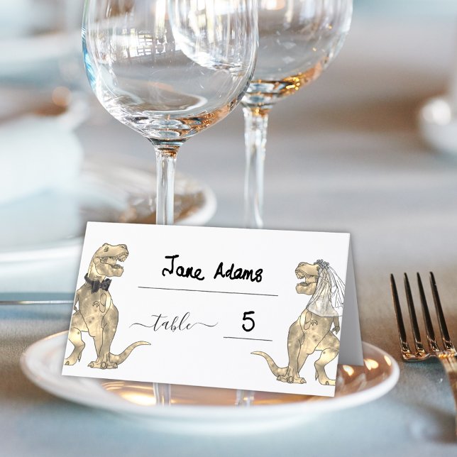 Carte De Placement Dinosaur Thème Mariage Numéro de table (Dinosaur theme wedding table number place card elegant modern script funny T-Rex bride and groom)