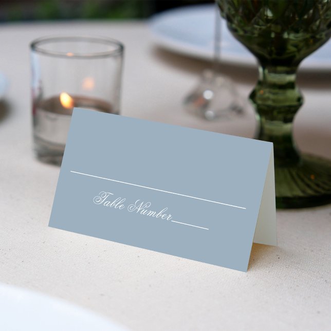 Carte De Placement Dusty Blue Mariage Numéro de table d'hôte (Dusty blue wedding place card with stylish calligraphy script. )