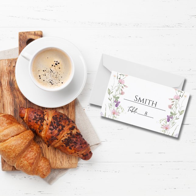 Carte De Placement Élégant Mariage de table Fleur sauvage Placeholder (Custom table card framed in blush and lavender wildflowers—perfect for romantic garden weddings.

)