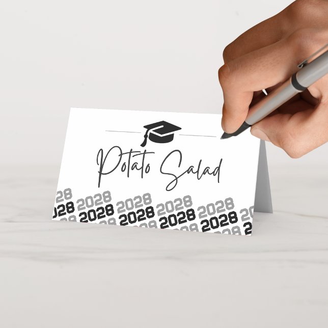 Carte De Placement Étiquette pliable de chapeau de remise de diplômes (Silver Grey and Black Class Year Graduation Label Cards. Perfect for food, drinks or place settings)