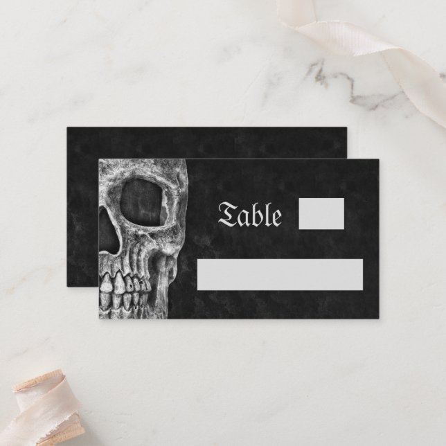 Carte De Placement Gothic Half Skull Cool Black And White Wedding (Devant/Arrière en situation)