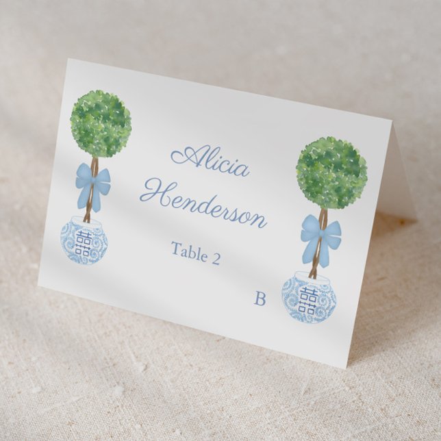 Carte de placement individuelle en buis avec noeud (Elegant individual place card with watercolor boxwood topiary and pale blue bow with ginger jar )
