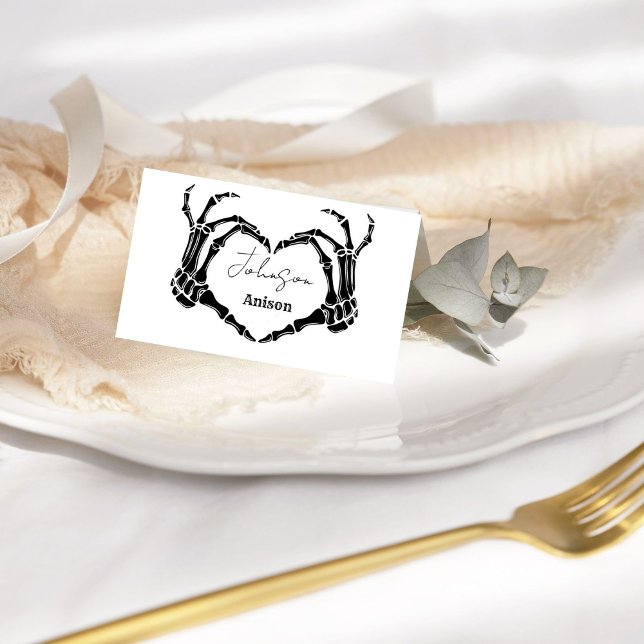 Carte De Placement Mariage de coeur du crâne gothique de Monogramme (Créateur téléchargé)