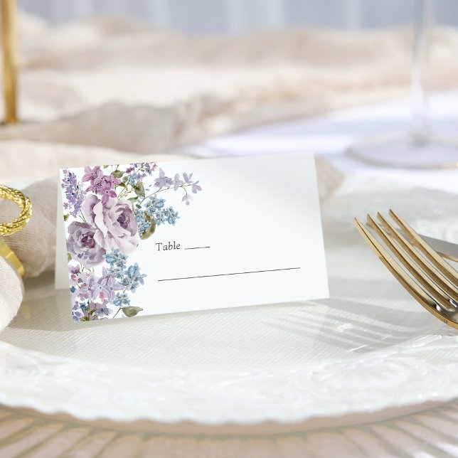 Carte De Placement Mariage Élégant au Lilas (Elegant Lilac Floral Wedding Place Card by Painted Paperie
)