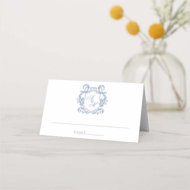 Carte De Placement Mariage Élégant Monogramme Bleu Poussiéreux Blason (Devant)