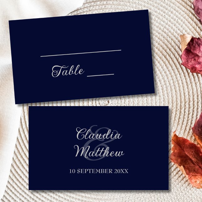 Carte De Placement Mariage Moderne Bleu Nuit et Argent Script  (Modern Navy Blue and Silver Script Wedding Place Card)