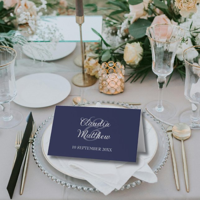 Carte De Placement Mariage Moderne Bleu Nuit et Écriture Argentée  (Modern Navy Blue and Silver Script Wedding Place Card (back))