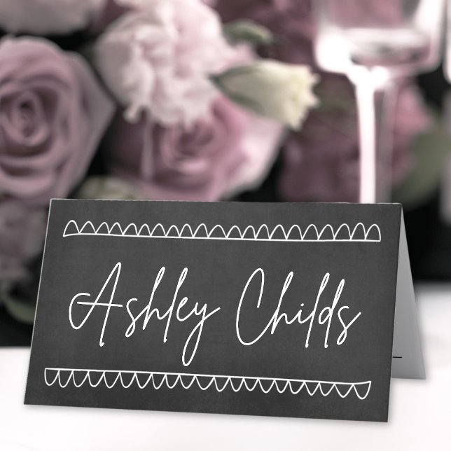 Carte De Placement Mariage Nom Fantaisiste Tableau Noir Dessiné à la  (Hand Drawn Chalkboard Whimsical Name Wedding Place Card)