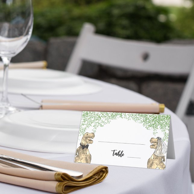 Carte De Placement Mariage Thème Dinosaures Feuillage (Dinosaur wedding table place card with T-Rex bride and groom with jungle foliage)