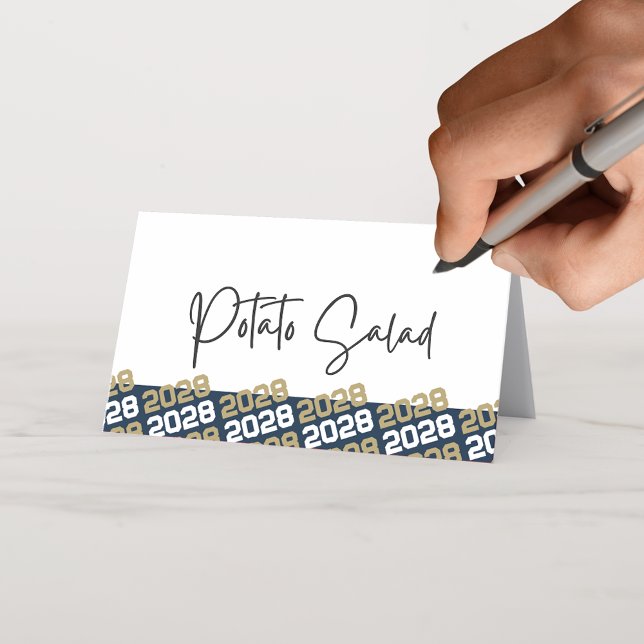 Carte De Placement Marine Blue & Gold Année d'obtention du diplôme Pl (Navy Blue & Bronze Gold Graduation Class of Any Year Folding Label Cards for Food, Drinks or Seating)