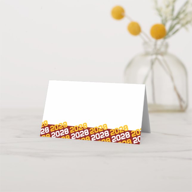 Carte De Placement Maroon & Gold Graduation Année Pliage Aliments ou (Devant)