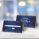 Carte De Placement Navy de Bat Mitzvah Aquarelle Écriture Paillettes<br><div class="desc">Aucune fête de Bat Mitzvah n'est complète sans cartes de placement personnalisées. Laissez votre Bat Mitzvah préférée être fière, se réjouir et célébrer son étape importante lors d'une fête parfaitement coordonnée. Une typographie grasse sans empattement et de minuscules points de strass doré faux se superposent sur un fond aquarelle bleu...</div>